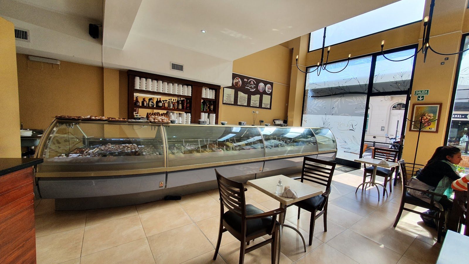 Salón de Renzo Helados en Tandil con su vitrina de helados artesanales